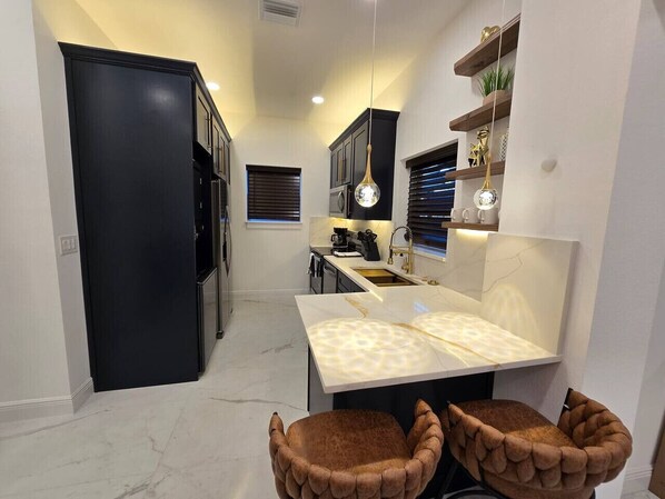 Fridge, microwave, oven, stovetop - Triplex Sleeps17 CollegePark Golf 5min to Downtown (Orlando)