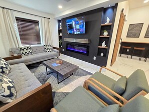 TV, fireplace - Triplex Sleeps17 CollegePark Golf 5min to Downtown (Orlando)