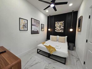 5 bedrooms, internet, bed sheets