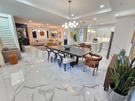 Dining. 5/4 King bed LUX Arcade near WP/CP & DT Orlando ‼️