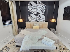 5 habitaciones, escritorio y tabla de planchar con plancha