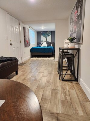 1 室のベッドルーム、デスク、アイロン / アイロン台、旅行用ベビーベッド