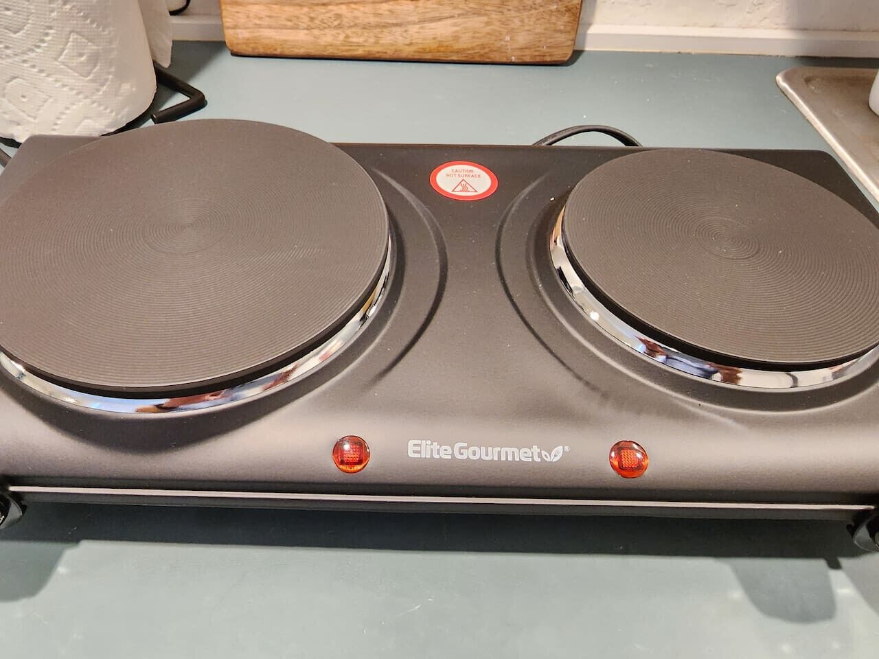 Eine Küche mit zwei Induktionskochfeldern und einem Warnschild.