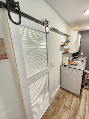 Refrigerador, microondas, placa de cocina, cafetera/tetera