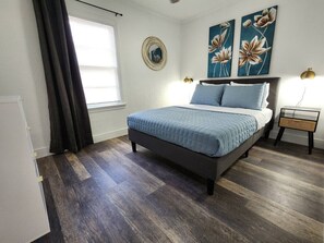 3 chambres, bureau, fer et planche à repasser, lit de bébé portatif