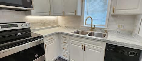 ثلاجة، ميكروويف، فرن، موقد طهي مسطح