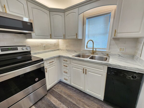 Fridge, microwave, oven, stovetop - Historical SodoHouse DT near hospitals - Sleeps 11 (Orlando)