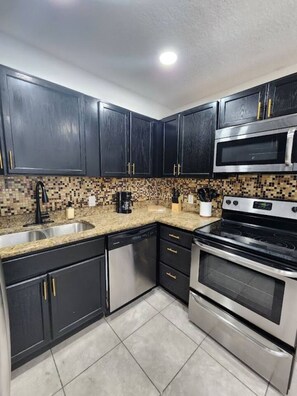 Fridge, microwave, oven, stovetop - Renovated College Park 3/2 Sleeps10 close to WP (Orlando)