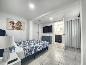 3 bedrooms, desk, iron/ironing board, WiFi - Renovated College Park 3/2 Sleeps10 close to WP (Orlando)