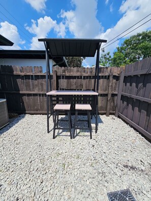 Outdoor dining - Renovated College Park 3/2 Sleeps10 close to WP (Orlando)