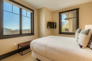 3 bedrooms, desk, iron/ironing board, free WiFi