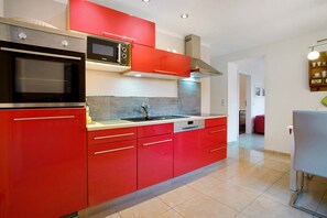Frigorífico, microondas, horno y placa de cocina
