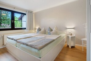 1 dormitorio, escritorio, tabla de planchar con plancha y wifi