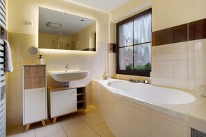 Shower, free toiletries, hair dryer, towels - Apartment 'To Hus' with Private Terrace, Private Garden and Wi-Fi (Putbus)