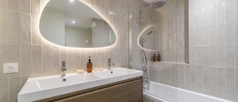 Amenidades de baño gratuitas, secadora de cabello, toallas