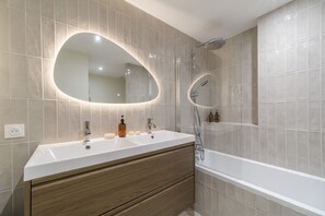 Secador de pelo y toallas