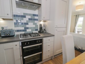 Dishwasher, cookware/dishes/utensils - Platinum Lodge (Talybont)