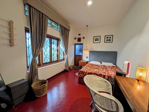 Room, 1 Bedroom, Smoking, Terrace | Living room | Books - Nomads Hideaway Near Matara Railway Stat (Matara)