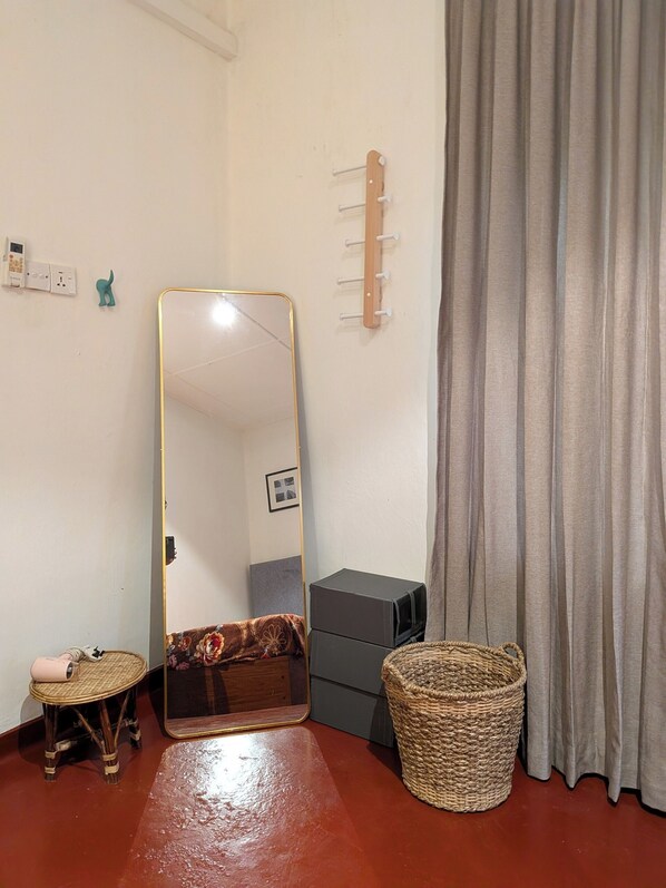 Room, 1 Bedroom, Smoking, Terrace | Living room | Books - Nomads Hideaway Near Matara Railway Stat (Matara)
