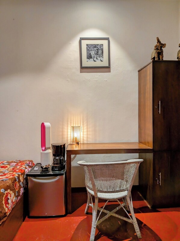 Room, 1 Bedroom, Smoking, Terrace | Ruang tamu | Buku-buku