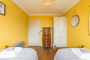 2 bedrooms, desk, iron/ironing board, WiFi - Harbour Master, Whitstable, Kent (Whitstable)