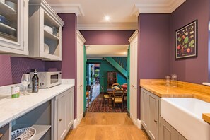 Kjøleskap, mikrobølgeovn, kokeplater og oppvaskmaskin