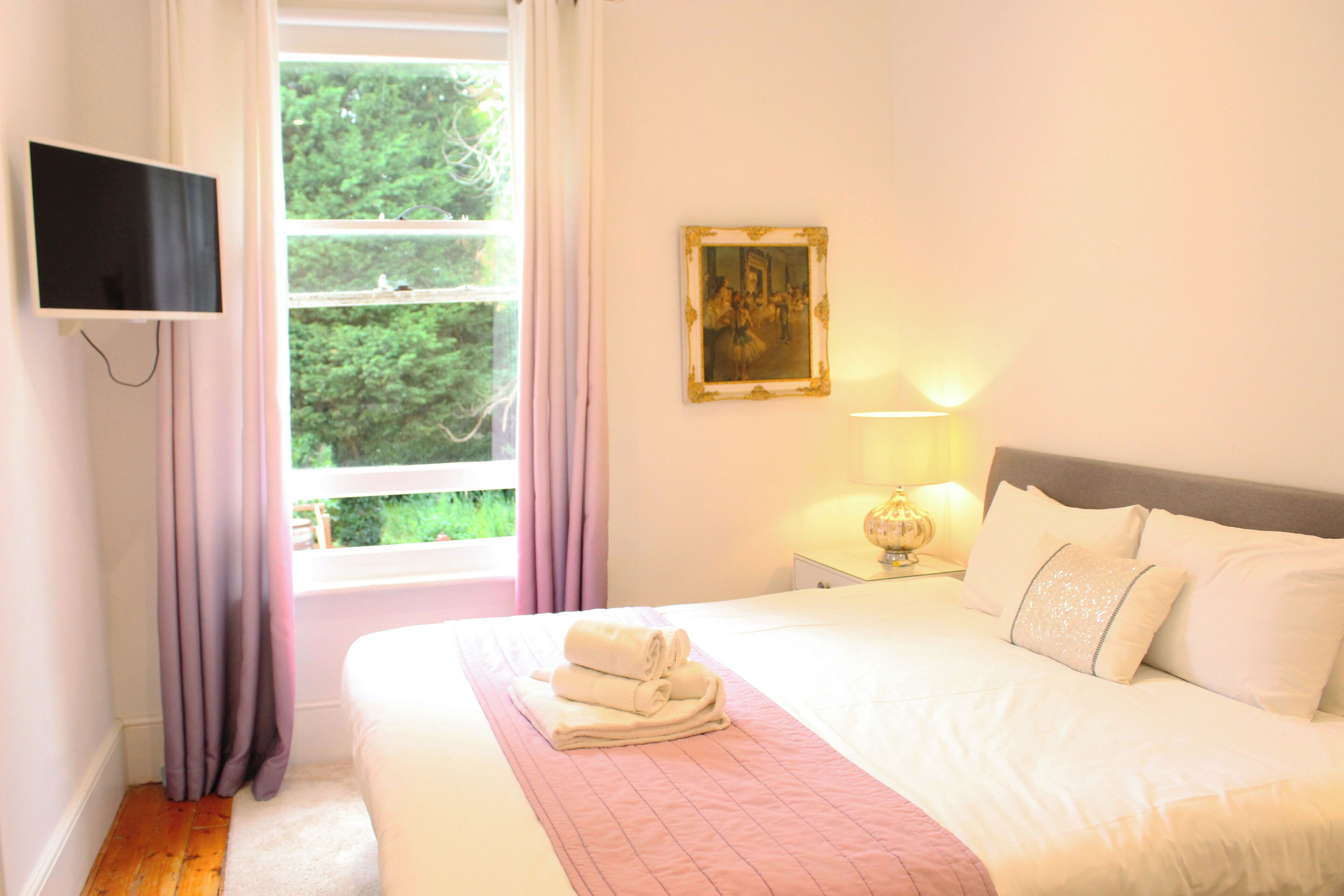 9 habitaciones, tabla de planchar con plancha, internet y ropa de cama 