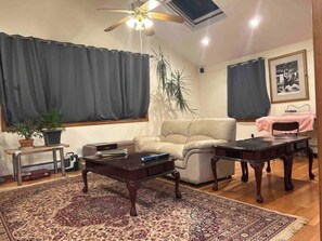 Smart-tv, bøger, stereoanlæg