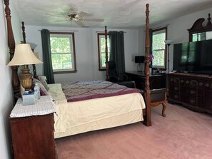 5 bedrooms, iron/ironing board, free WiFi, bed sheets