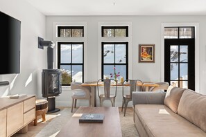 Smart TV, fireplace, books - Upscale 4Bdrm Getaway with Hot Tub, Near Stowe Village & Trails (Stowe)