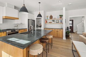 Køleskab, mikrobølgeovn, ovn, kogeplade