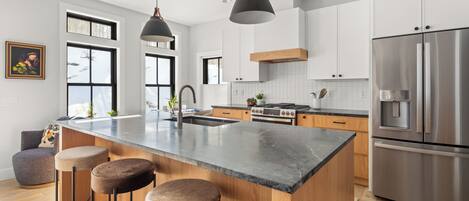 Een koelkast, een microgolfoven, een oven, een kookplaat