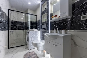 Deluxe Apartment, 2 Bedrooms, Non Smoking, Balcony | Bathroom | Shower, designer toiletries, hair dryer, towels