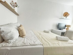 Iron/ironing board, WiFi, bed sheets