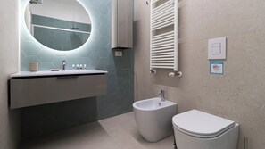 Dusche, Haartrockner, Bidet, Handtücher