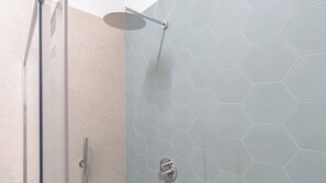 Dusche, Haartrockner, Bidet, Handtücher