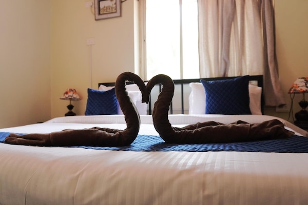 Bureau, espace de travail pour ordinateur portable, draps fournis