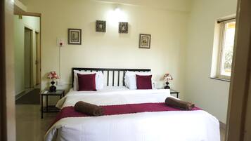 Escritorio, espacio para trabajar con un portátil, ropa de cama