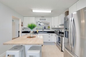 Microwave, oven, stovetop, dishwasher - The Dive Locker- 5 min to the Beach Sleeps 10 (Panama City Beach)