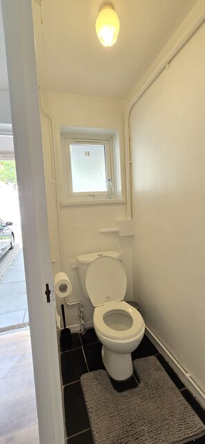 Ducha, secador de pelo, bidé y toallas