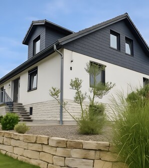 Exterior - Apartment 'Am Wäldchen' with Shared Terrace, Shared Garden and Wi-Fi (Vöhl)