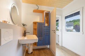 Shower, hair dryer, towels - Apartment 'Am Wäldchen' with Shared Terrace, Shared Garden and Wi-Fi (Vöhl)
