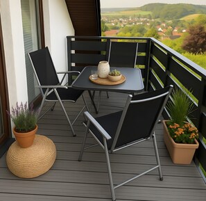 Outdoor dining - Apartment 'Am Wäldchen' with Shared Terrace, Shared Garden and Wi-Fi (Vöhl)