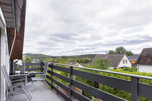 Outdoor dining - Apartment 'Am Wäldchen' with Shared Terrace, Shared Garden and Wi-Fi (Vöhl)
