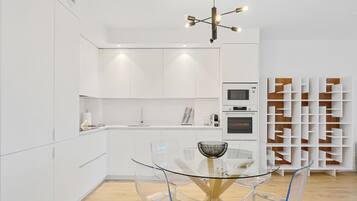 Een koelkast, een microgolfoven, een oven, een vaatwasser