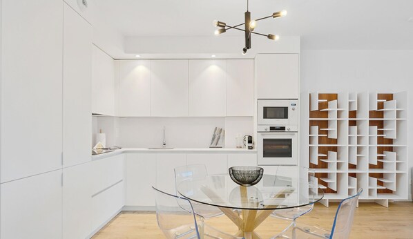 Kylskåp, mikrovågsugn, ugn och diskmaskin