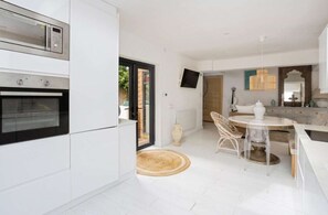 Microwave, oven, stovetop, dishwasher - Modern & Pet Friendly Retreat in Kent Countryside (Horsmonden)