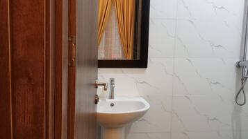 Apartament exclusiu, no fumadors | Bany | Dutxa, tovalloles, sabó i paper higiènic