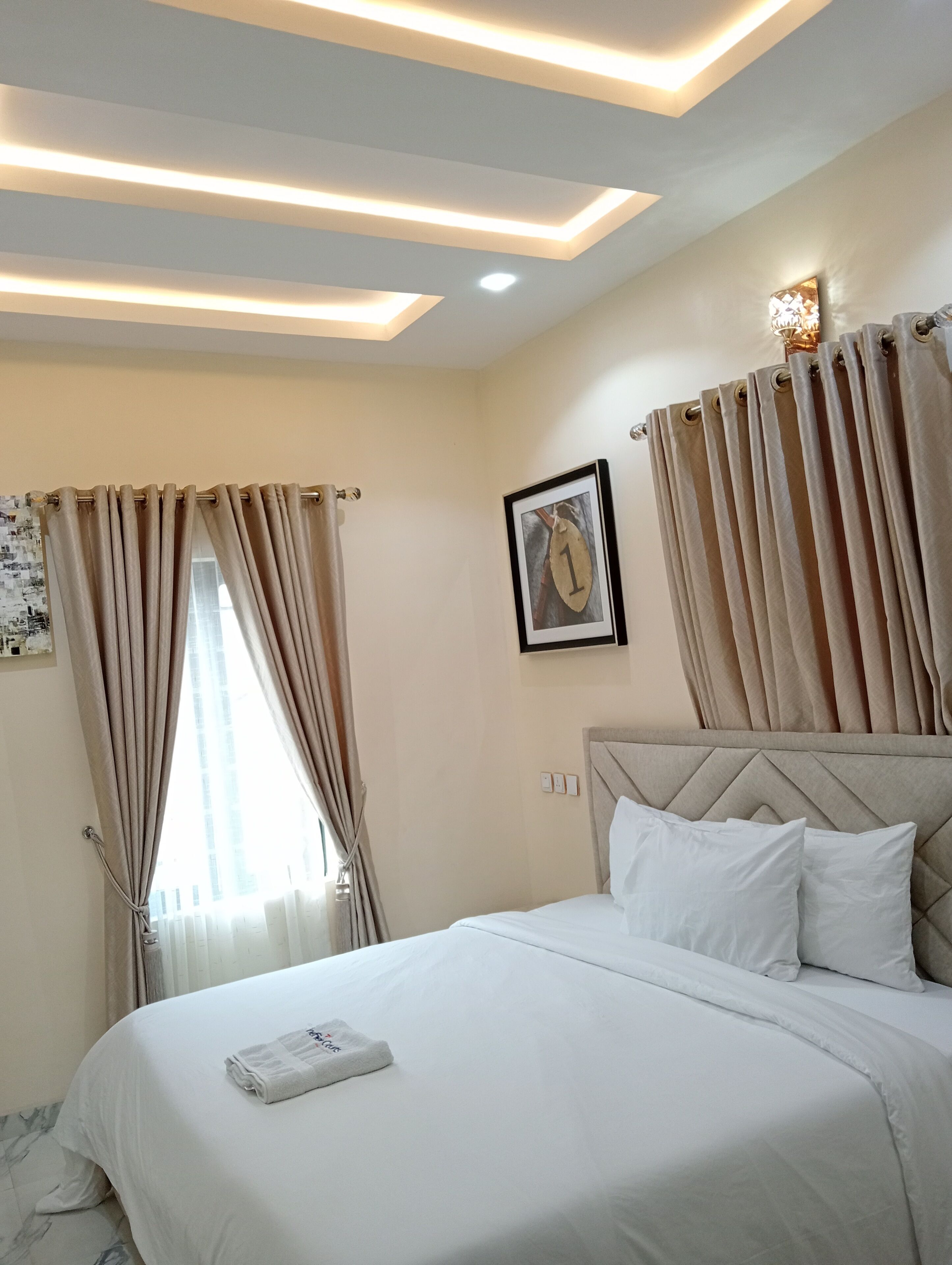 Departamento ejecutivo, para no fumadores | Decoración personalizada, muebles diferentes y escritorio 