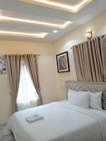 Decoración personalizada, muebles diferentes y escritorio 